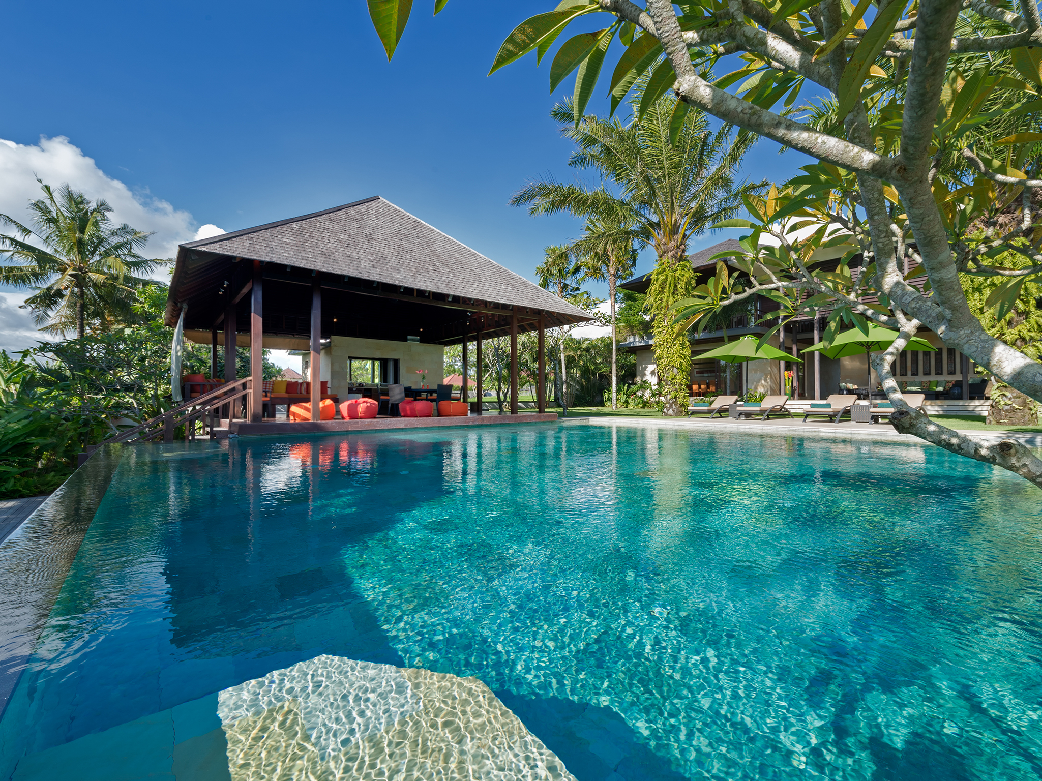 Bendega Nui - Pool view to outdoor to outdoor living bale - Bendega Nui, Canggu, Bali